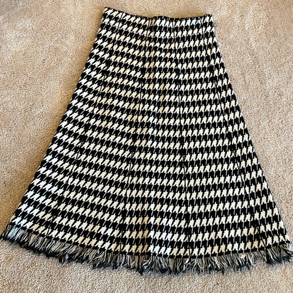 Versona Dresses & Skirts - Versona Black & White Houndstooth A-Line Skirt